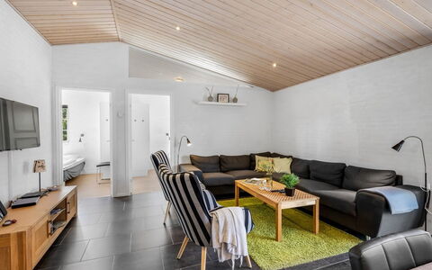 Merit - 3.2Km from the Sea: Möbel, Holz, Interior Design, Flooring, Fussboden, Stuhl, Zimmer, Decke, Wohnzimmer, Wohnung