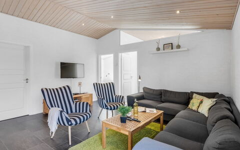 Merit - 3.2Km from the Sea: Möbel, Holz, Interior Design, Flooring, Fussboden, Stuhl, Zimmer, Decke, Wohnzimmer, Wohnung