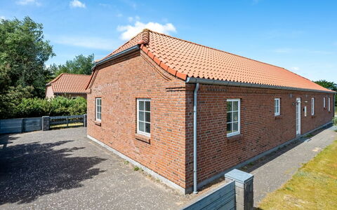 Merit - 3.2Km from the Sea: Möbel, Holz, Interior Design, Flooring, Fussboden, Stuhl, Zimmer, Decke, Wohnzimmer, Wohnung