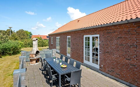 Merit - 3.2Km from the Sea: Möbel, Holz, Interior Design, Flooring, Fussboden, Stuhl, Zimmer, Decke, Wohnzimmer, Wohnung