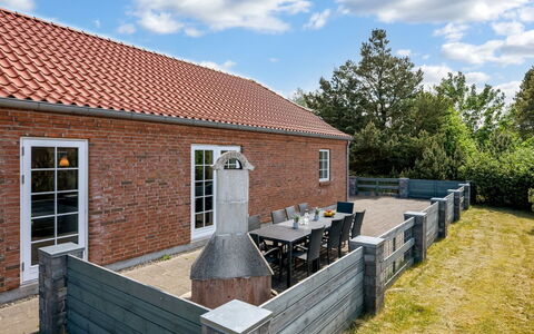 Merit - 3.2Km from the Sea: Möbel, Holz, Interior Design, Flooring, Fussboden, Stuhl, Zimmer, Decke, Wohnzimmer, Wohnung