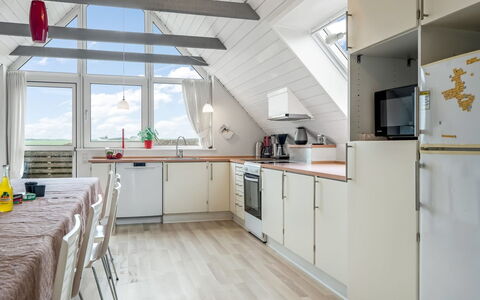 Siljana - 200M from the Sea: Möbel, Holz, Interior Design, Decke, Flooring, Fussboden, Holzboden, Zuhause, Stuhl, Küche