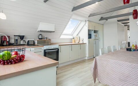 Siljana - 200M from the Sea: Möbel, Küche, Holz, Flooring, Countertop, Interior Design, Decke, Fussboden, Major Appliance, Küche & Esszimmer Tisch