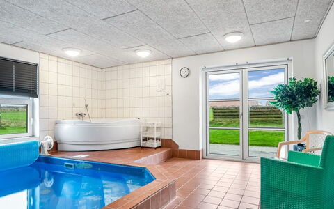 Siljana - 200M from the Sea: Möbel, Holz, Interior Design, Flooring, Fussboden, Stuhl, Zimmer, Decke, Wohnzimmer, Wohnung