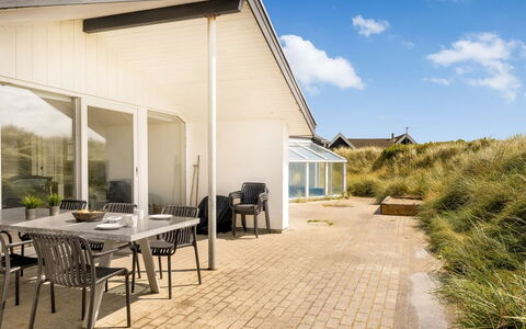 Nimrod - 70M from the Sea: Möbel, Interior Design, Flooring, Fussboden, Decke, Zimmer, Stuhl, Tabelle, Wohnung, Küche & Esszimmer Tisch