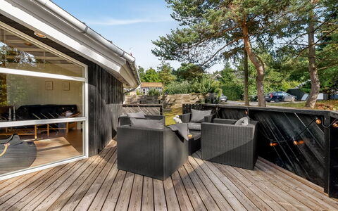 Margrethe - 600M from the Sea: Möbel, Holz, Interior Design, Flooring, Fussboden, Stuhl, Zimmer, Decke, Wohnzimmer, Wohnung