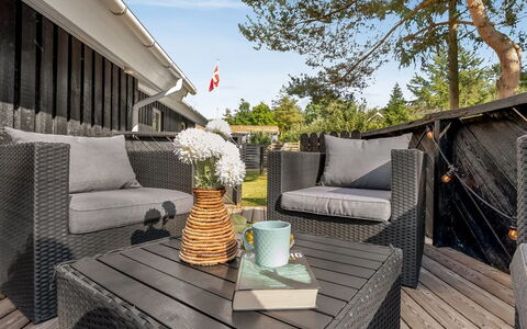 Margrethe - 600M from the Sea: Möbel, Holz, Interior Design, Flooring, Fussboden, Stuhl, Zimmer, Decke, Wohnzimmer, Wohnung