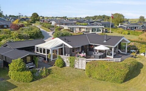 Viggo - 200M from the Sea: Holz, Zuhause, Veranda, Deck, Hartholz, Dach, Holzbeize, Holzboden, Eco Hotel