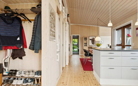 Viggo - 200M from the Sea: Holz, Zuhause, Veranda, Deck, Hartholz, Dach, Holzbeize, Holzboden, Eco Hotel