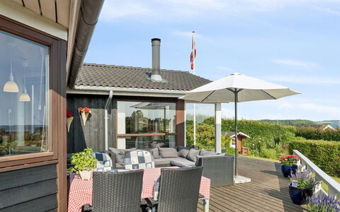 Viggo - 200M from the Sea: Holz, Zuhause, Veranda, Deck, Hartholz, Dach, Holzbeize, Holzboden, Eco Hotel