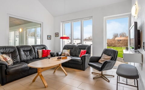 Synne - 350M from the Sea: Möbel, Interior Design, Couch, Flooring, Wohnzimmer, Zimmer, Decke, Fussboden, Beleuchtung, Tabelle
