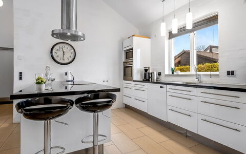 Synne - 350M from the Sea: Möbel, Flooring, Interior Design, Küche, Countertop, Cabinetry, Holz, Fussboden, Zuhause, Decke
