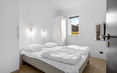 Synne - 350M from the Sea: Wand, Bett, Schlafzimmer, Decke, Interior Design, Fussboden, Bedding, Bettdecke, Flooring, Bettrahmen