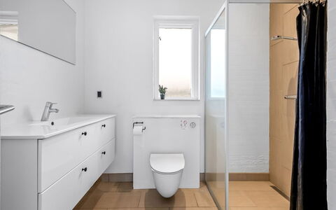 Synne - 350M from the Sea: Badezimmer, Armatur, Flooring, Fussboden, Interior Design, Wand, Bad Sink, Sinken, Badezimmerschrank, Toilette
