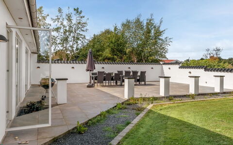 Synne - 350M from the Sea: Zuhause, Garten, Grundstueck, Estate, Schatten, Landscaping, Hof, Beton, Garten, Walkway