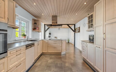Pauna - 2.5Km from the Sea: Möbel, Holz, Interior Design, Flooring, Fussboden, Stuhl, Zimmer, Decke, Wohnzimmer, Wohnung