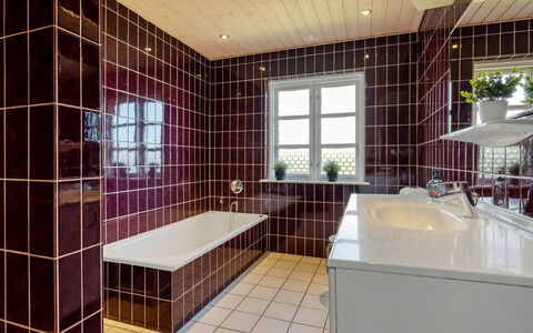 Pauna - 2.5Km from the Sea: Flooring, Armatur, Badezimmer, Interior Design, Fussboden, Installation, Fliese, Badewanne, Decke, Verbundwerkstoff