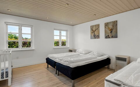 Pauna - 2.5Km from the Sea: Holz, Fussboden, Schlafzimmer, Bett, Zuhause, Bettrahmen, Wohnung, Bedding, Decke, Hartholz