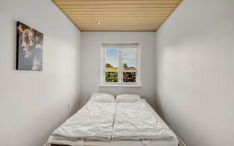 Pauna - 2.5Km from the Sea: Wand, Holz, Fussboden, Schlafzimmer, Flooring, Decke, Bett, Interior Design, Bedding, Bettrahmen