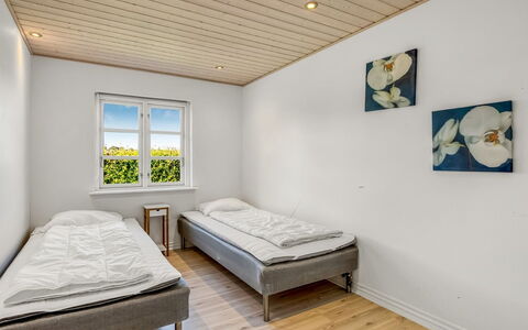 Pauna - 2.5Km from the Sea: Schlafzimmer, Holz, Bett, Fussboden, Bedding, Interior Design, Bettrahmen, Flooring, Bettdecke, Decke