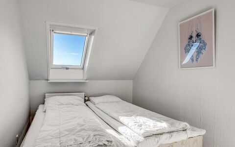 Pauna - 2.5Km from the Sea: Holz, Schlafzimmer, Fussboden, Bettdecke, Bedding, Flooring, Bett, Linens, Bettrahmen, Daylighting