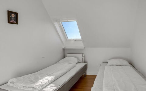 Pauna - 2.5Km from the Sea: Schlafzimmer, Bett, Fussboden, Bedding, Flooring, Bettrahmen, Bettdecke, Interior Design, Decke
