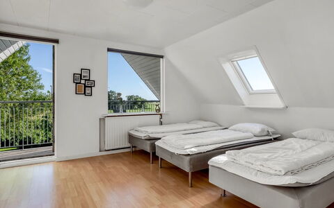 Pauna - 2.5Km from the Sea: Holz, Fussboden, Flooring, Interior Design, Schlafzimmer, Decke, Wohnung, Bett