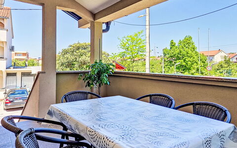 Sara: Möbel, Interior Design, Flooring, Fussboden, Wohnung, Balkon, Stuhl, Gartenmöbel, Schatten, Decke