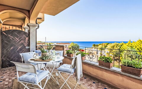 Lo Smeraldo: Meer, Möbel, Balkon, Stuhl, Ozean, Gartenmöbel, Küste, Blumentopf, Tisch Im Freien, Küche & Esszimmer Tisch