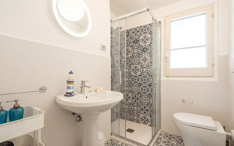 Pellicano: Badezimmer, Toilleten Sitz, Flooring, Fussboden, Armatur, Toilette, Interior Design, Fliese, Bad Sink, Installation