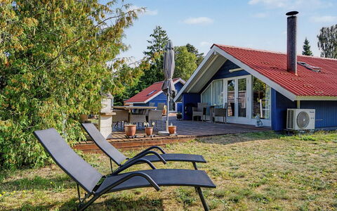 Lycka - 700M from the Sea: Holz, Zuhause, Veranda, Deck, Hartholz, Dach, Holzbeize, Holzboden, Eco Hotel