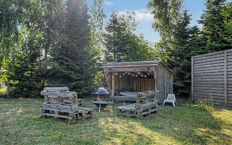 Lycka - 700M from the Sea: Holz, Grundstueck, Garten, Hinterhof, Gartenbauten, Schatten, Rasen, Garten, Landscaping, Blockhaus
