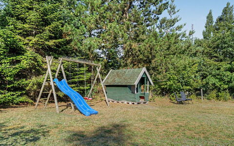 Lycka - 700M from the Sea: Spielplatz Rutsche, Garten, Rasen, Hinterhof, Gartenbauten, Schatten, Garten, Spielmittel, Landscaping, Schuppen