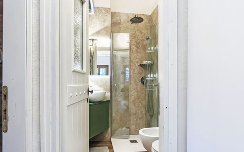 Grual: Badezimmer, Wand, Flooring, Armatur, Interior Design, Fussboden, Toilette, Bad Sink, Installation, Sinken