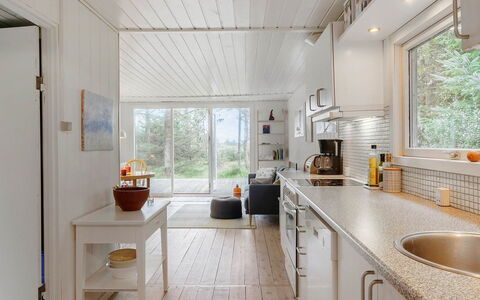 Patti - 700M from the Sea: Interior Design, Küche, Flooring, Holz, Countertop, Decke, Möbel, Fussboden, Küchengerät, Beleuchtung