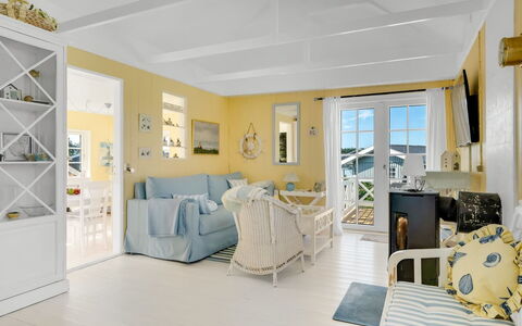 Åsta - 200M from the Sea: Möbel, Interior Design, Flooring, Fussboden, Decke, Zuhause, Zimmer, Couch, Wohnzimmer, Stuhl