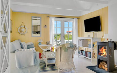 Åsta - 200M from the Sea: Möbel, Interior Design, Flooring, Fussboden, Stuhl, Zimmer, Decke, Tabelle, Zuhause, Wohnzimmer