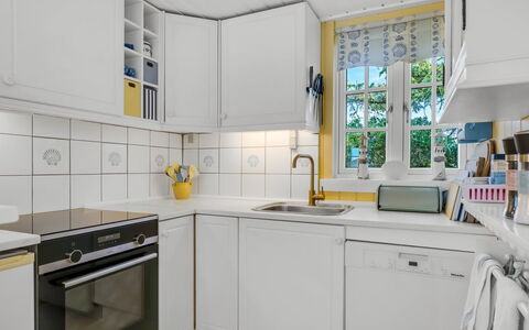 Åsta - 200M from the Sea: Küchengerät, Küche, Major Appliance, Countertop, Interior Design, Cabinetry, Flooring, Haushaltsgerät, Fussboden, Zimmer