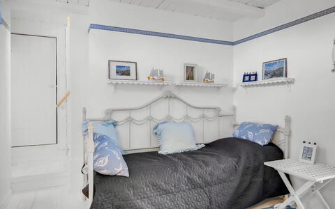 Åsta - 200M from the Sea: Schlafzimmer, Wand, Möbel, Interior Design, Bett, Bedding, Linens, Fussboden, Flooring, Bettdecke