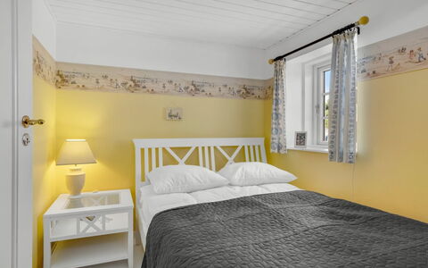 Åsta - 200M from the Sea: Bett, Interior Design, Schlafzimmer, Fussboden, Bedding, Möbel, Bettdecke, Flooring, Decke, Zimmer