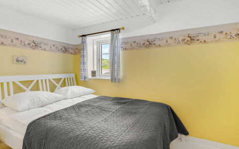 Åsta - 200M from the Sea: Schlafzimmer, Interior Design, Fussboden, Bett, Zuhause, Flooring, Decke, Bedding, Zimmer, Linens