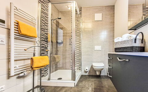 Glück auf: Armatur, Flooring, Badezimmer, Interior Design, Fussboden, Installation, Zapfhahn, Sinken, Toilette, Fliese