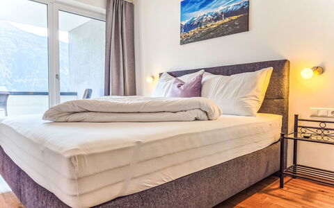 Glück auf: Schlafzimmer, Bett, Bedding, Kissen, Bettdecke, Bettrahmen, Zimmer, Dekokissen, Wohnung, Linens