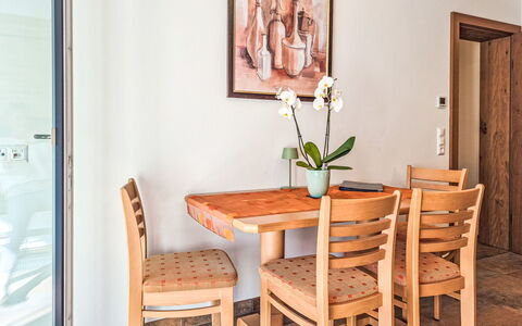 Glück auf: Möbel, Interior Design, Flooring, Holz, Fussboden, Tabelle, Zimmer, Beleuchtung, Esszimmer, Stuhl