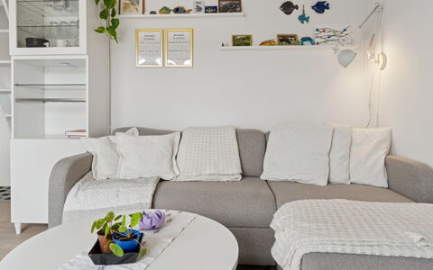 Ruse - 6Km from the Sea: Möbel, Interior Design, Couch, Wand, Flooring, Wohnzimmer, Fussboden, Zimmer, Beleuchtung, Wohnung
