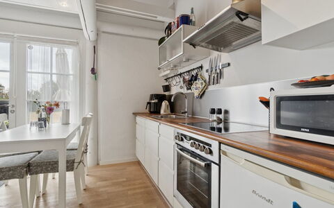 Ruse - 6Km from the Sea: Küchengerät, Küche, Countertop, Möbel, Major Appliance, Flooring, Interior Design, Cabinetry, Haushaltsgerät, Herd