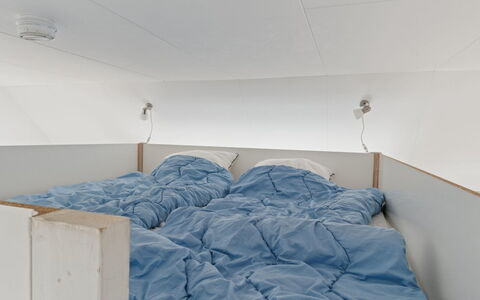 Ruse - 6Km from the Sea: Schlafzimmer, Flooring, Fussboden, Bett, Bettdecke, Bedding, Linens, Decke, Bettrahmen, Matratze