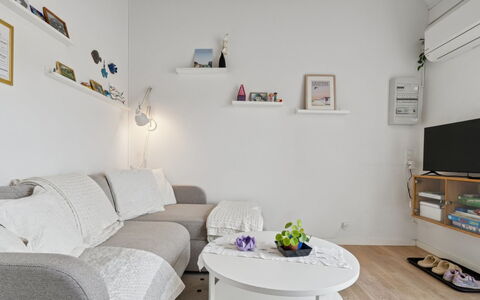 Ruse - 6Km from the Sea: Möbel, Interior Design, Couch, Wand, Flooring, Wohnzimmer, Zimmer, Fussboden, Wohnung, Zuhause
