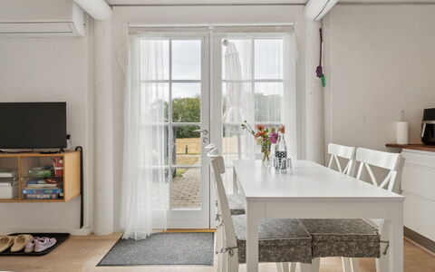 Ruse - 6Km from the Sea: Möbel, Flooring, Interior Design, Fussboden, Holz, Tabelle, Küche & Esszimmer Tisch, Stuhl, Holzboden, Esszimmer