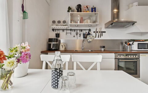Ruse - 6Km from the Sea: Möbel, Küche, Küchengerät, Interior Design, Countertop, Flooring, Major Appliance, Cabinetry, Holz, Light Fixture